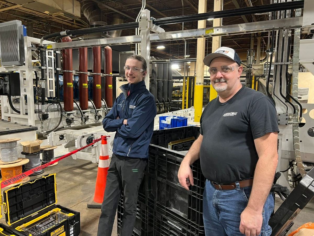 Cross conveyor and claw pick-and-place at a bourbon cooperage